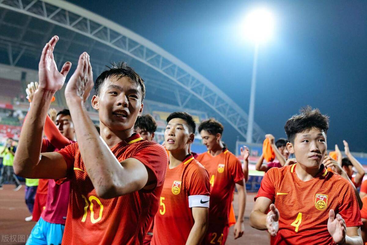 爱博体育-包含热闹不停：足球赛场连战连胜引发狂欢的词条